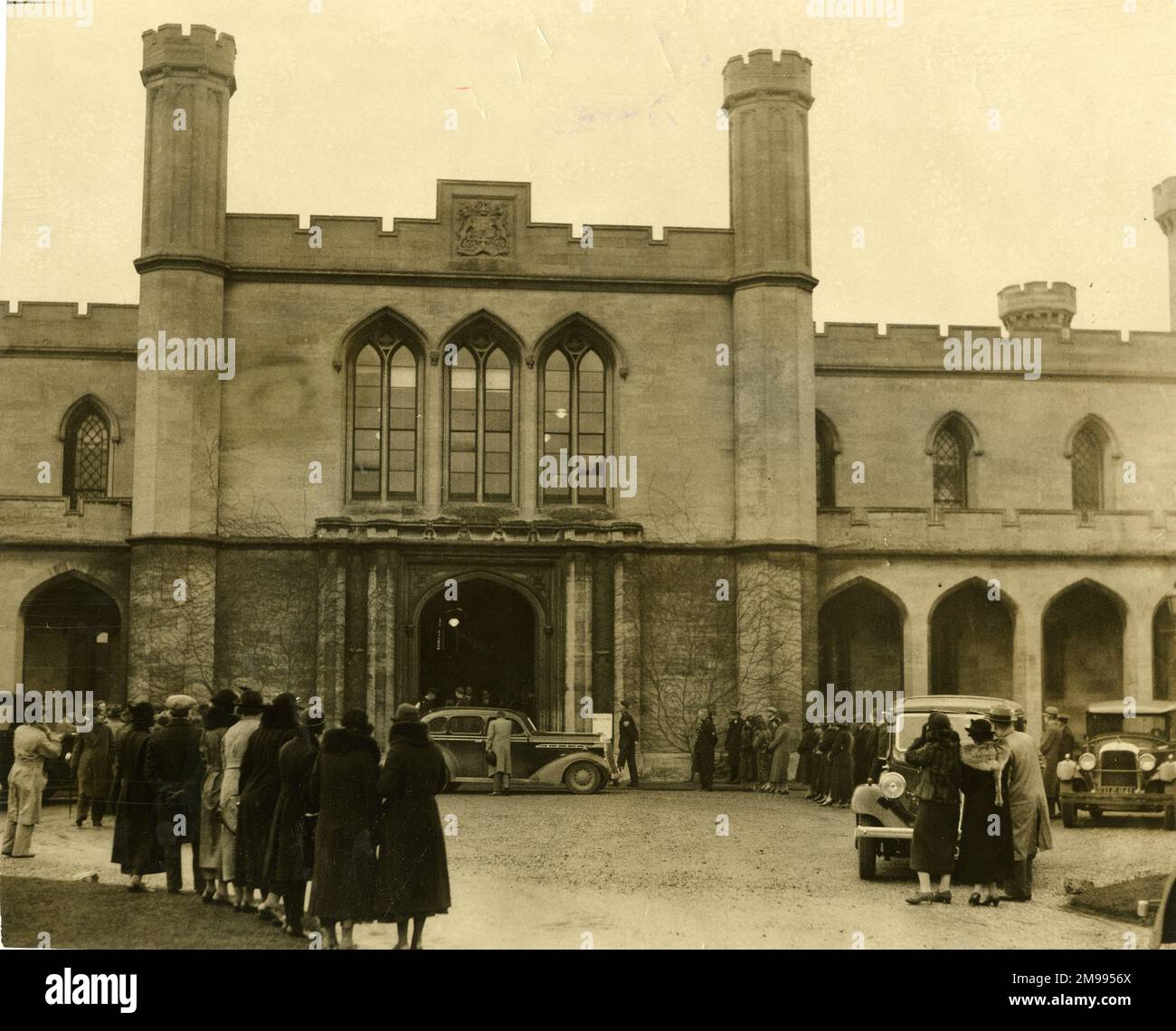 Foule en attente du verdict du procès pour meurtre de Mme Doris Teesdale devant le château de Lincoln, février 1937. Elle a été déclarée non coupable. Banque D'Images