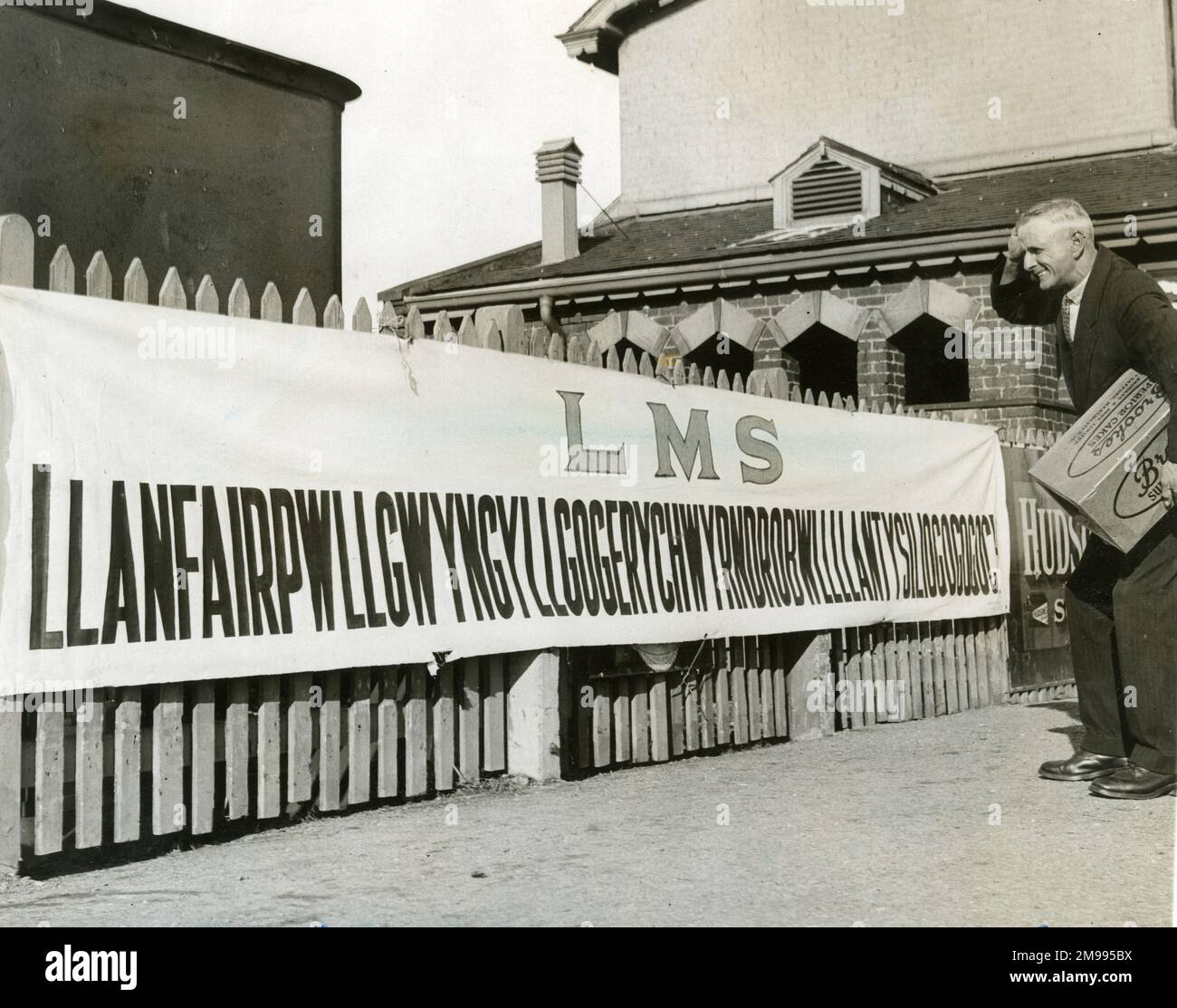 Nom de lieu le plus long au monde, Llanfairpwllgwyngyllgogerychwyrndrobwllantysiliogogogogogogoogooch, généralement connu sous le nom de Llanfair-pwll ou Llanfairpwllgwyngyll, dans le nord du pays de Galles. Banque D'Images