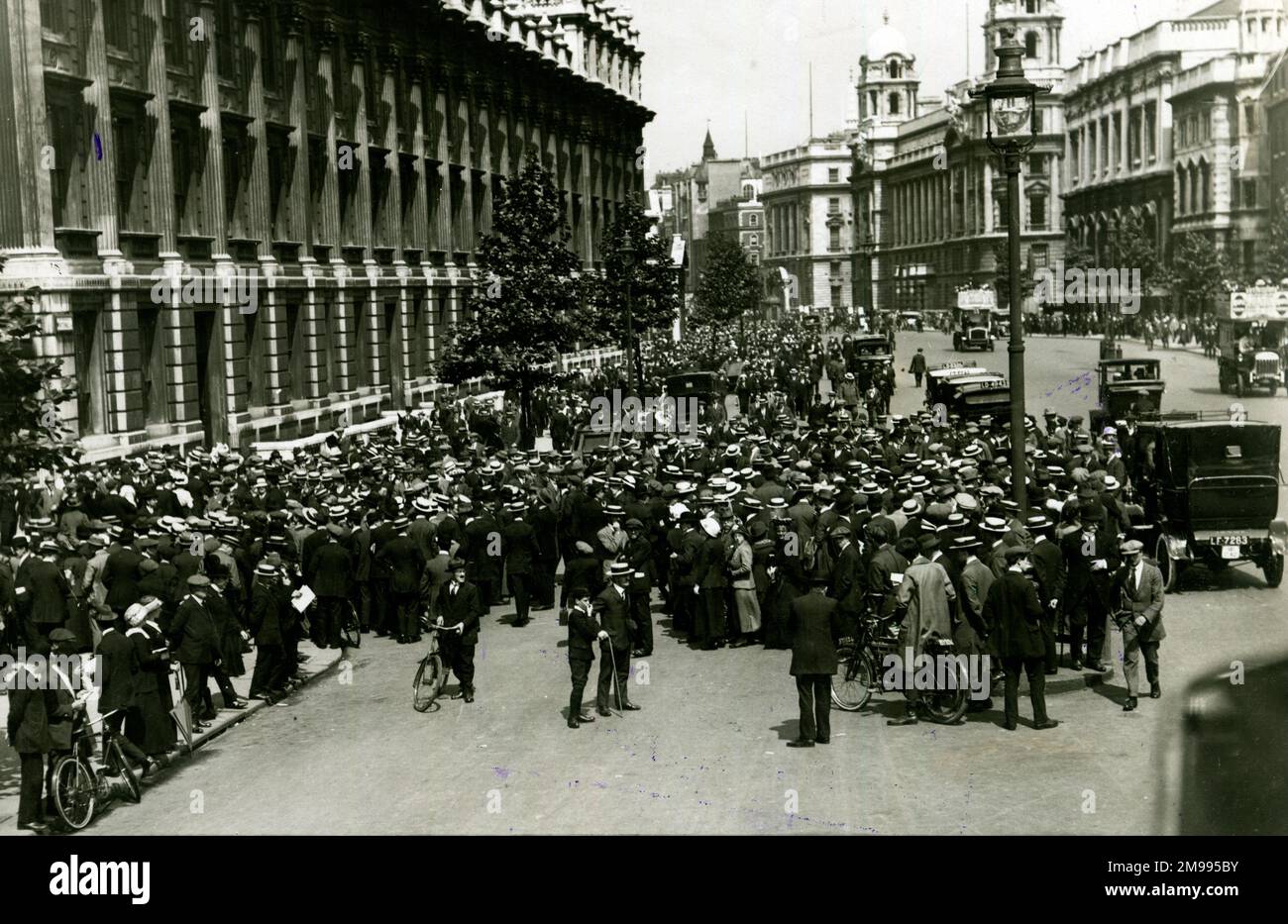 Une foule à Whitehall, Londres, près de Downing Street, le 3 août 1914, au début de la première Guerre mondiale. Banque D'Images