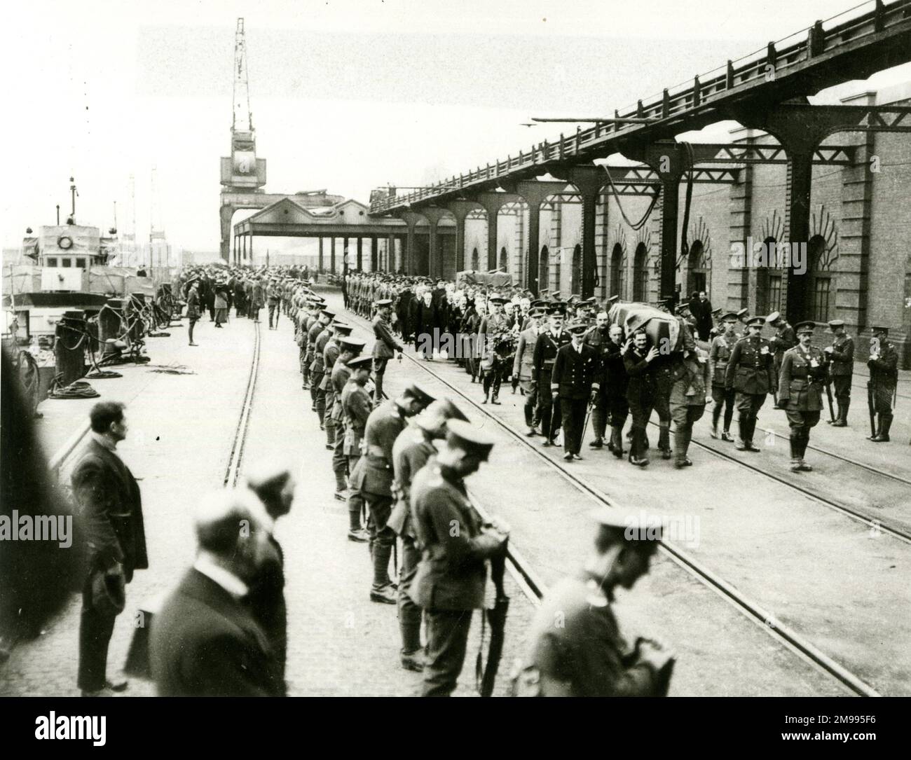 Arrivée du Warrior inconnu à la gare maritime de Douvres, sur les quais occidentaux, le 10 novembre 1920. Banque D'Images