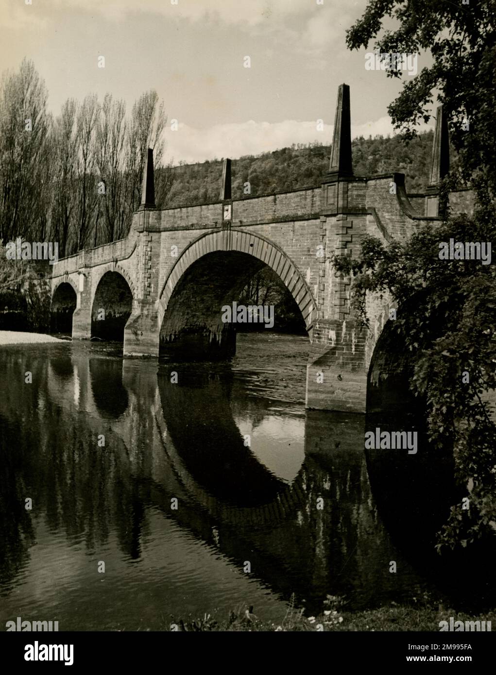 Réflexions de la rivière Tay à Aberfeldy, Perthshire, mai 1939 - le pont a été construit en 1733. Banque D'Images