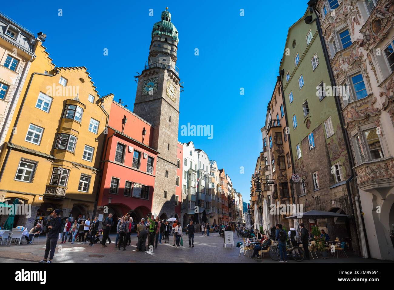 Vieille ville d'Innsbruck, vue en été sur Herzog Friedrich Strasse, la principale rue commerçante du centre de la vieille ville (Altstadt) d'Innsbruck, Autriche Banque D'Images