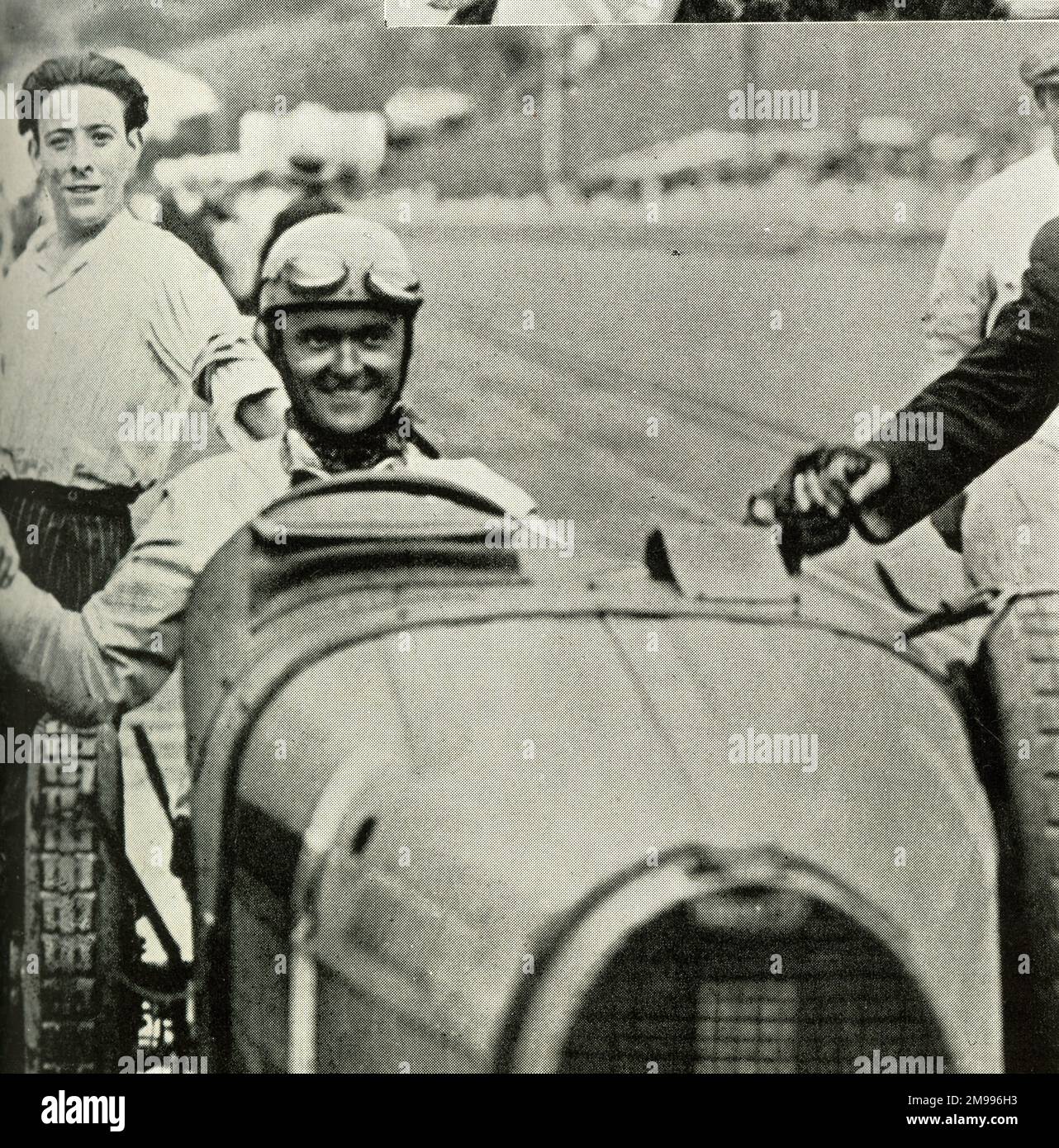 Louis Chiron, pilote de course automobile, au volant d'un Bugatti à San Sebastian, remportant pour la deuxième fois le Grand Prix d'Espagne. Banque D'Images