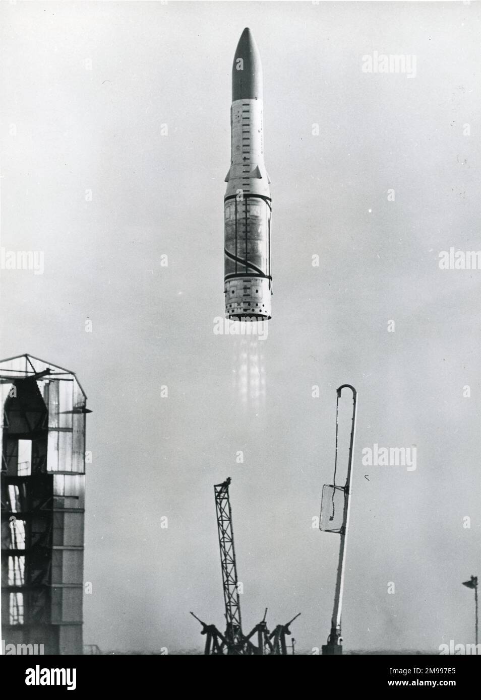 Le lanceur satellite à trois étages Black Arrow se lève de Woomera le 4 mars 1970. Banque D'Images