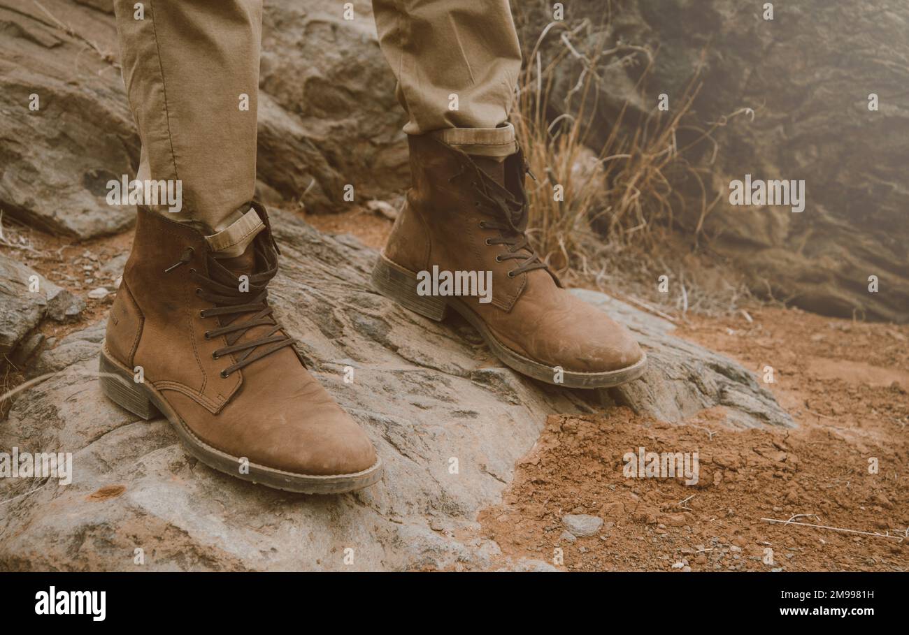 La personne porte des bottes de campagne debout sur un sol poussiéreux  Photo Stock - Alamy