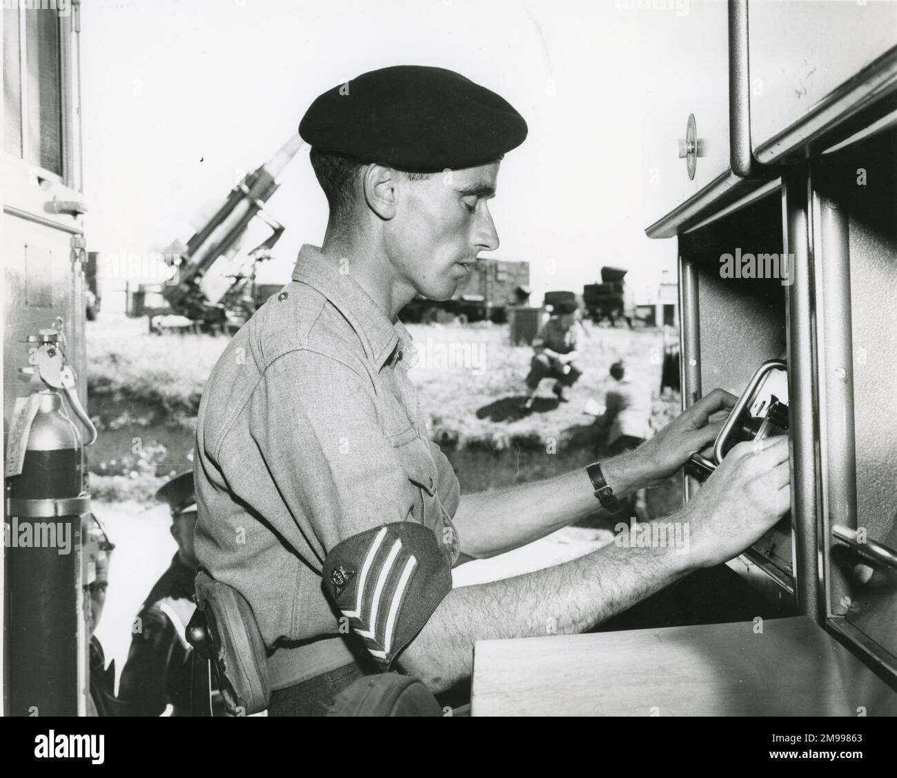 Le Sgt W. Lewis, adjoint de contrôle du lanceur du Régiment d'armes guidées 32nd de l'Artillerie royale de Ty Croes, au nord du pays de Galles, vérifie l'électronique pendant l'entraînement avec le missile guidé surface-air de Thunderbird électrique anglais, 16 juillet 1961. Banque D'Images