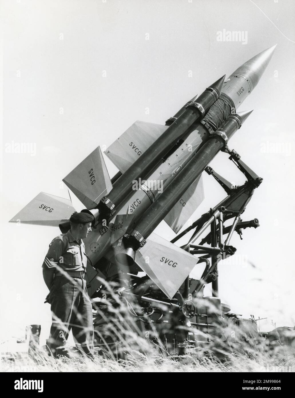 Le Sgt Leslie Williams du Régiment d'armes guidées 32nd de l'Artillerie royale de Ty Croes, au nord du pays de Galles, pendant l'entraînement avec le missile guidé surface-air de l'oiseau-tonnerre électrique anglais, 16 juillet 1961. Banque D'Images