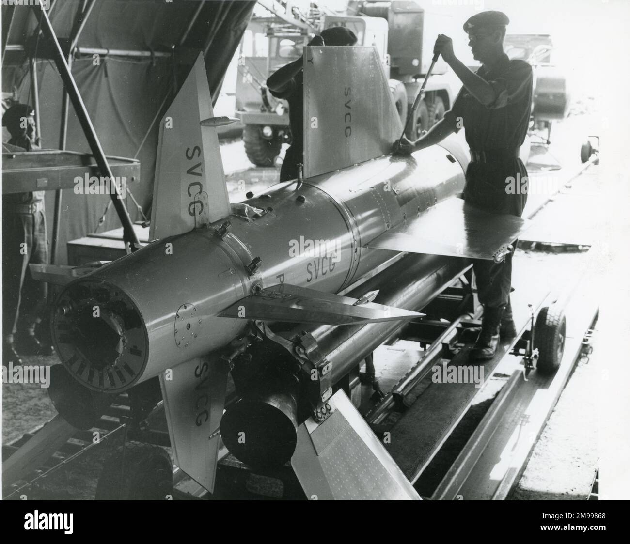 Le 32nd Régiment d'armes guidées de l'Artillerie royale de Ty Croes, au nord du pays de Galles, travaille sur le missile guidé surface-air d'oiseau-tonnerre électrique anglais à l'assemblée de campagne et au point d'essai, où le missile est contrôlé et testé à son arrivée pour être tiré,16 juillet 1961. Banque D'Images