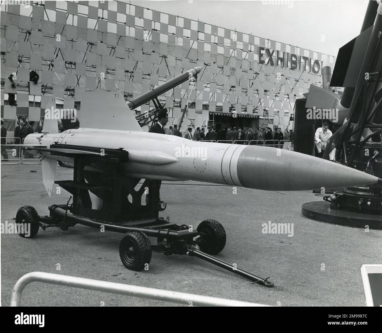 Une fusée d'essai utilisée pour démontrer le système de récupération en parachute du missile guidé surface-air de l'oiseau-tonnerre électrique anglais. 1957 spectacle aérien de Farnborough. Banque D'Images