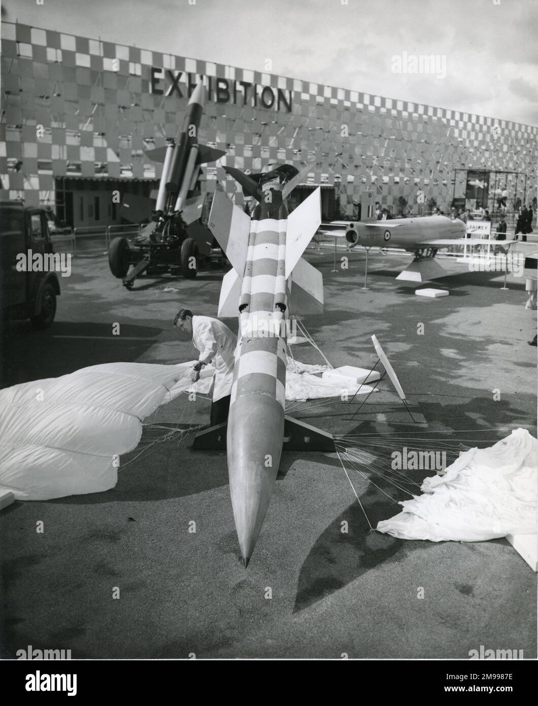 Une fusée d'essai utilisée pour démontrer le système de récupération en parachute du missile guidé surface-air de l'oiseau-tonnerre électrique anglais. 1957 spectacle aérien de Farnborough. Banque D'Images