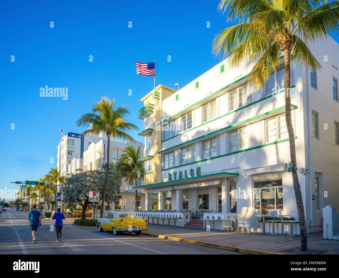 Avalon Hotel, les gens marchent, Ocean Drive, South Miami Beach, Miami, Floride, États-Unis Banque D'Images
