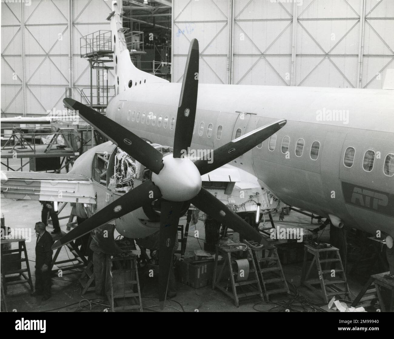 Le premier ATP aérospatial britannique est remorqué dans le hangar de l'Assemblée finale à Woodford. Banque D'Images