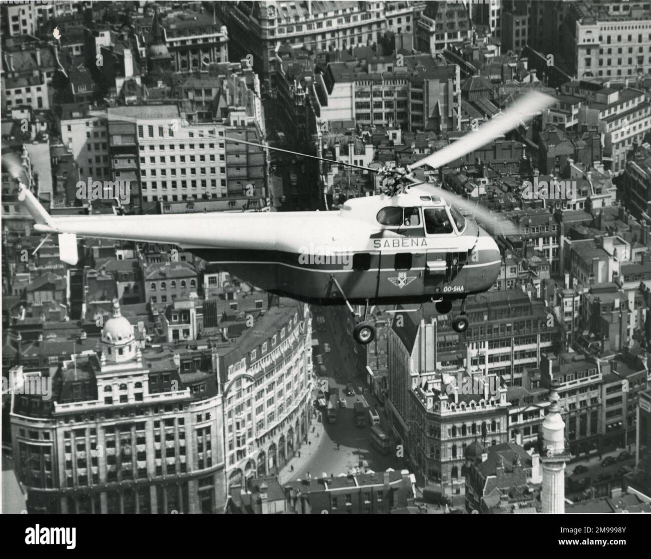 Sikorsky S-55, OO-SHA, de Sabena, au-dessus de Londres (le Monument au Grand feu de Londres est en bas à droite). Banque D'Images