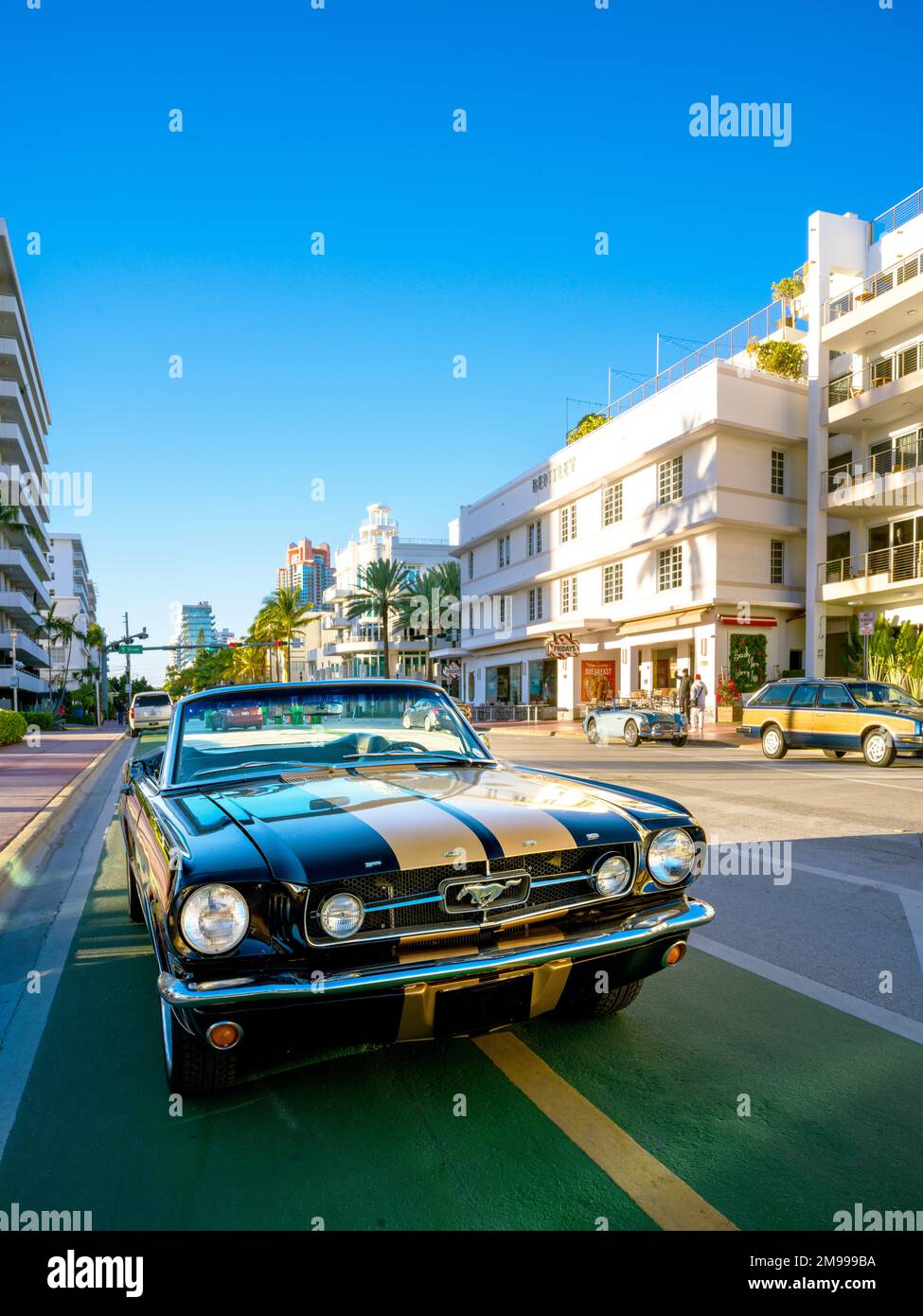 Vintage Mustang, Ocean Drive, South Miami Beach, Miami, Floride, États-Unis Banque D'Images