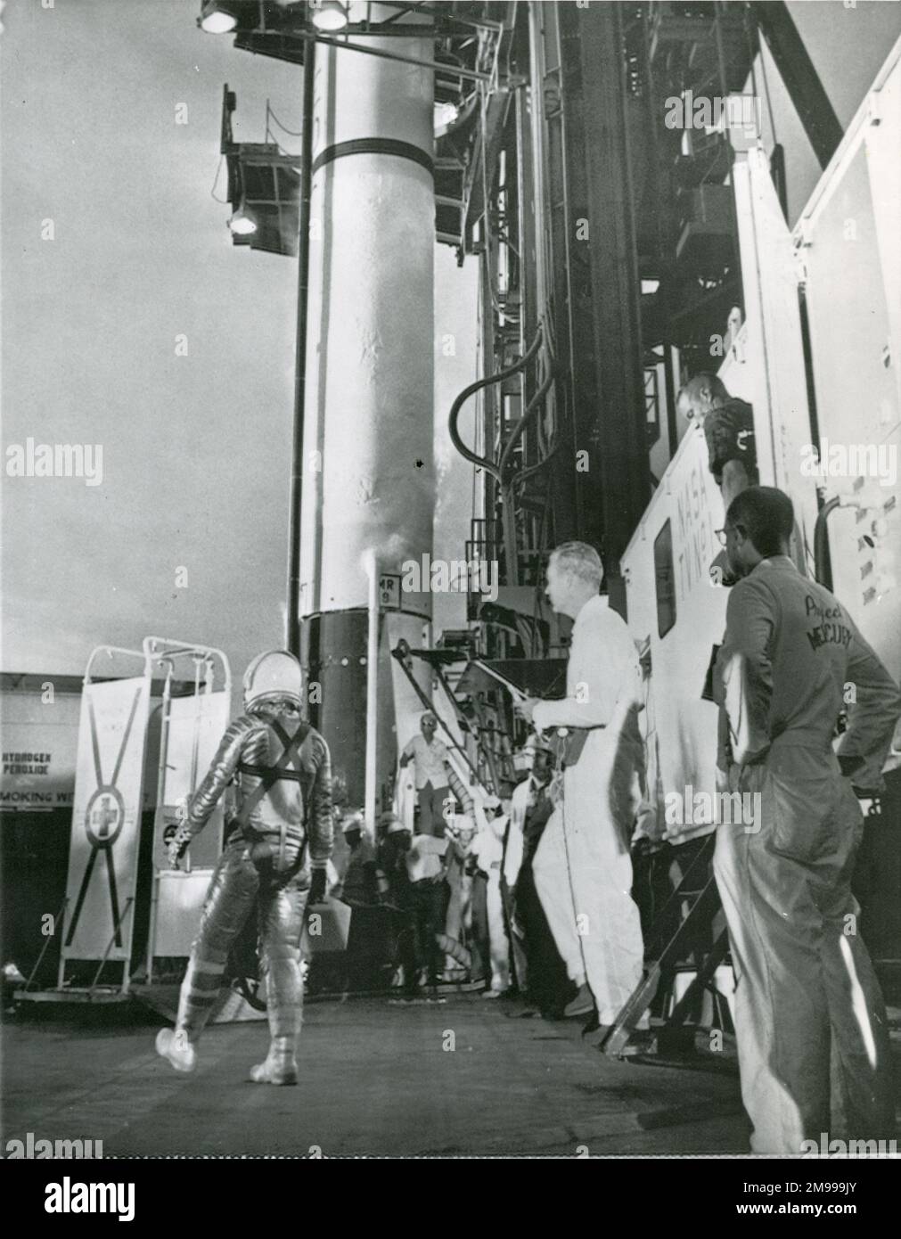 Astronaute Virgil ?Gus ? Grissom approche sa fusée Redstone à Cape Canaveral avant son vol retardé qui a été annulé en raison de mauvais temps, le 19 juillet 1961. Banque D'Images