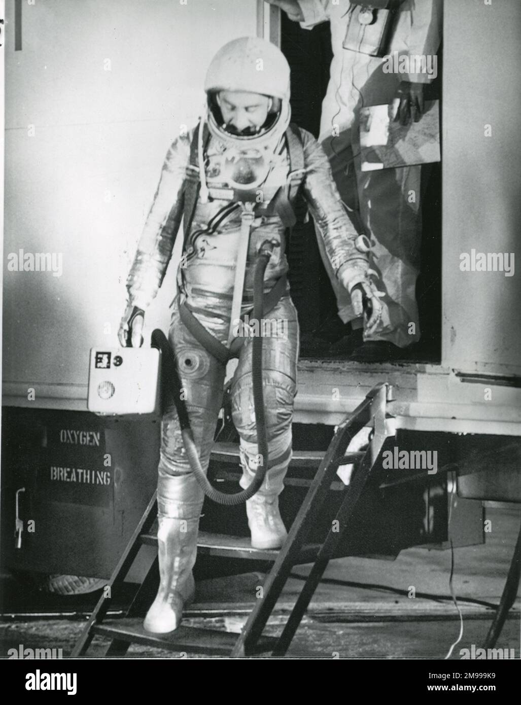 Astronaute Virgil ?Gus ? Grissom descend de la camionnette à Cape Canaveral avant son vol retardé qui a été annulé en raison de mauvais temps, le 19 juillet 1961. Banque D'Images