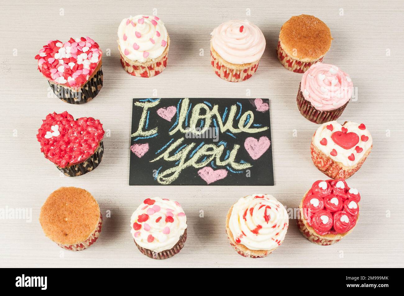Délicieux petits gâteaux faits maison décorés pour la Saint-Valentin. Banque D'Images