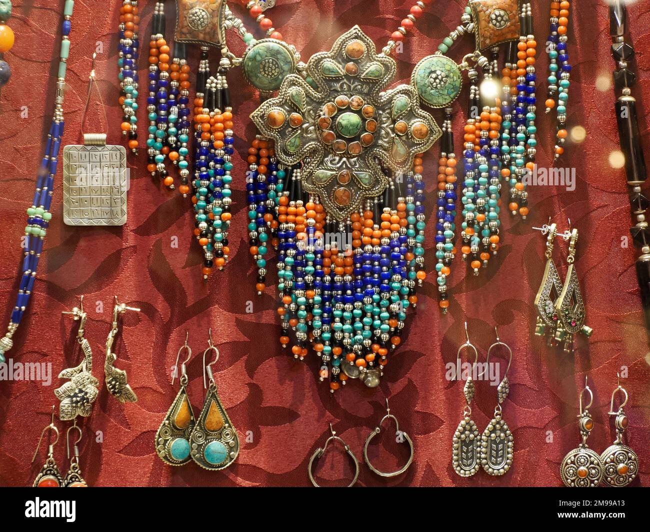 Boutique de bijoux dans la Médina de Fès, Maroc. Gros plan Photo Stock -  Alamy