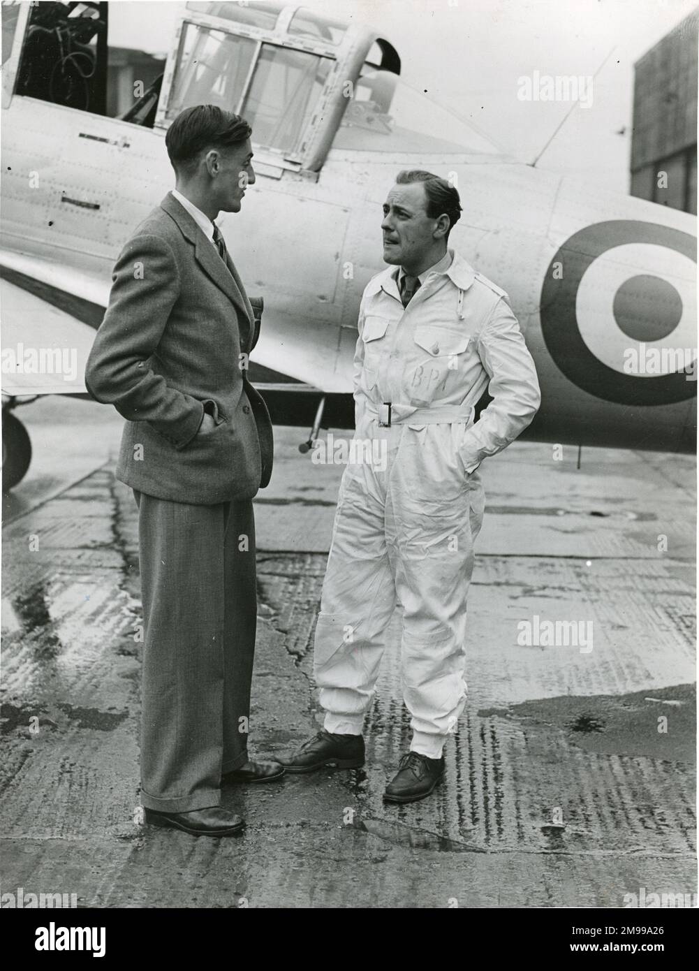 Le nouveau pilote d'essai en chef de Boulton Paul, A.E. Gunn, à droite, avec son assistant, le Lt R. Mancus, à côté d'un Boulton Paul Balliol, mai 1949. Banque D'Images