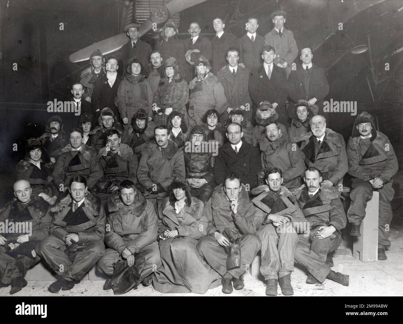 Pilote et 40 passagers après un vol à 6 500ft dans un avion Handley page V/1500. Aérodrome de Cricklewood, 15 novembre 1918. Le pilote, en kit de vol, est M. Prodger et M. Handley page est à sa gauche. Banque D'Images