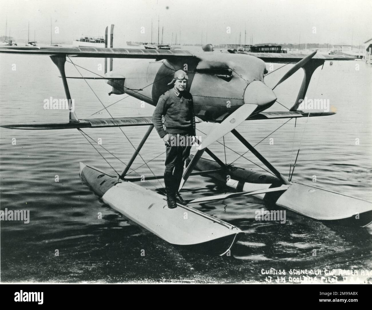 Le LT James Harold Doolittle debout sur le flotteur de son Curtiss Schneider Cup Racer. Banque D'Images