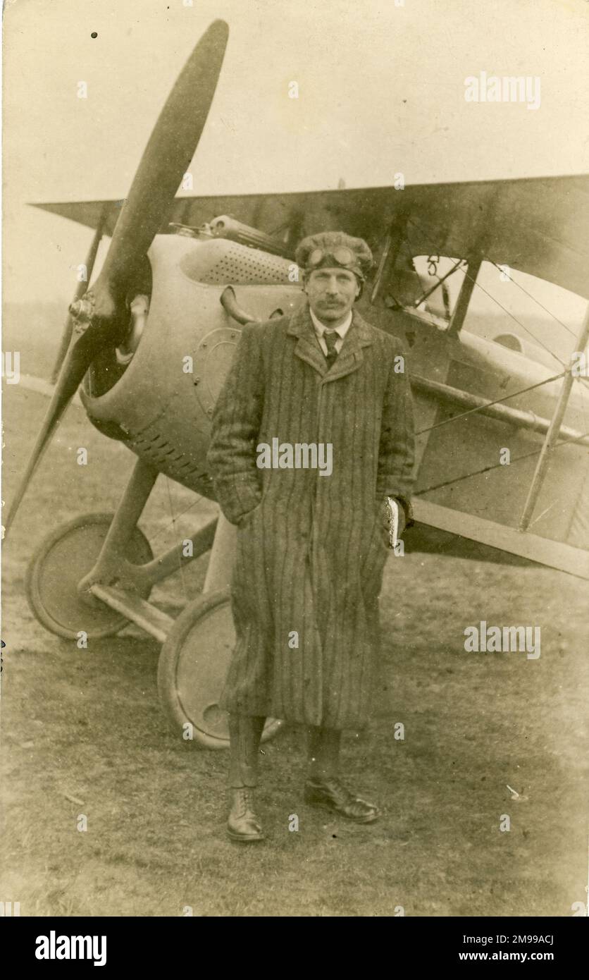 Harold Barnwell, pilote de test Vickers, debout par le premier chasseur à deux armes SPAD construit par BL‚Riot pour le gouvernement français. Banque D'Images