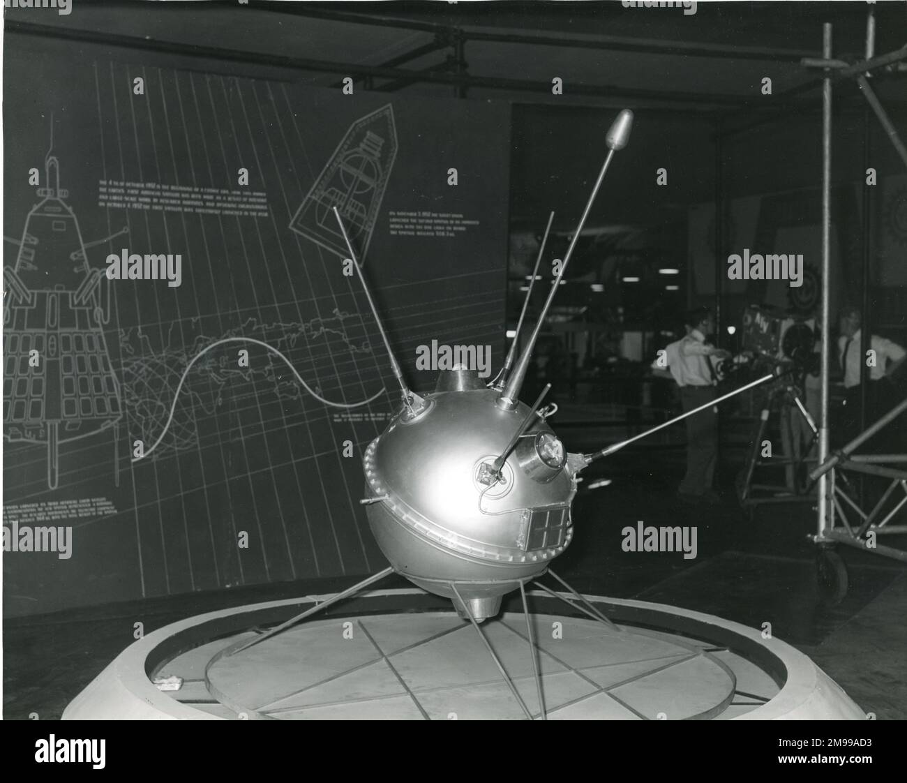 Une réplique de la Lunik 2 exposée à Earls court en juillet 1961. Le 13 septembre 1959, Lunik 2 est devenu le premier objet fait par l'homme sur un autre corps céleste lorsqu'il s'est écrasé sur la Lune. Banque D'Images