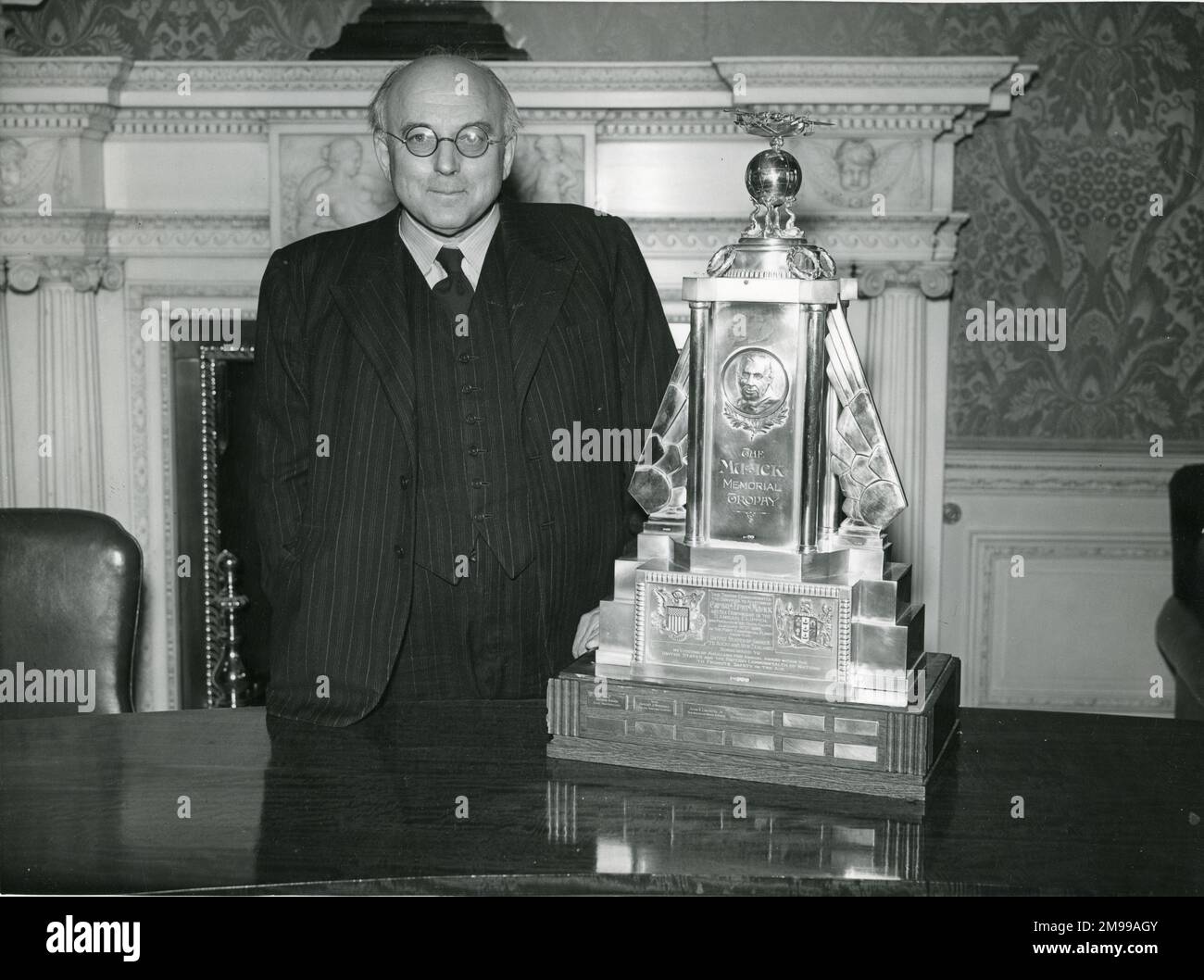 Sir Bennett Melvill Jones, CBE, HonFRAeS, 1887-1975, a reçu le Mudick Memorial Trophée pour la contribution la plus pratique à la sécurité des aéronefs avec une attention particulière à l'aviation trans-océanique, le 20 mai 1954. Banque D'Images