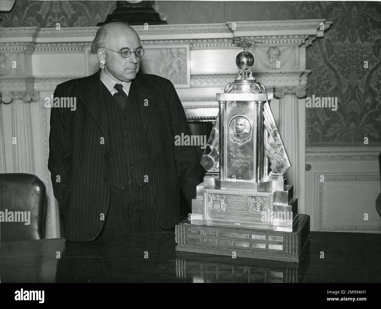 Sir Bennett Melvill Jones, CBE, HonFRAeS, 1887-1975, a reçu le Mudick Memorial Trophée pour la contribution la plus pratique à la sécurité des aéronefs avec une attention particulière à l'aviation trans-océanique, le 20 mai 1954. Banque D'Images