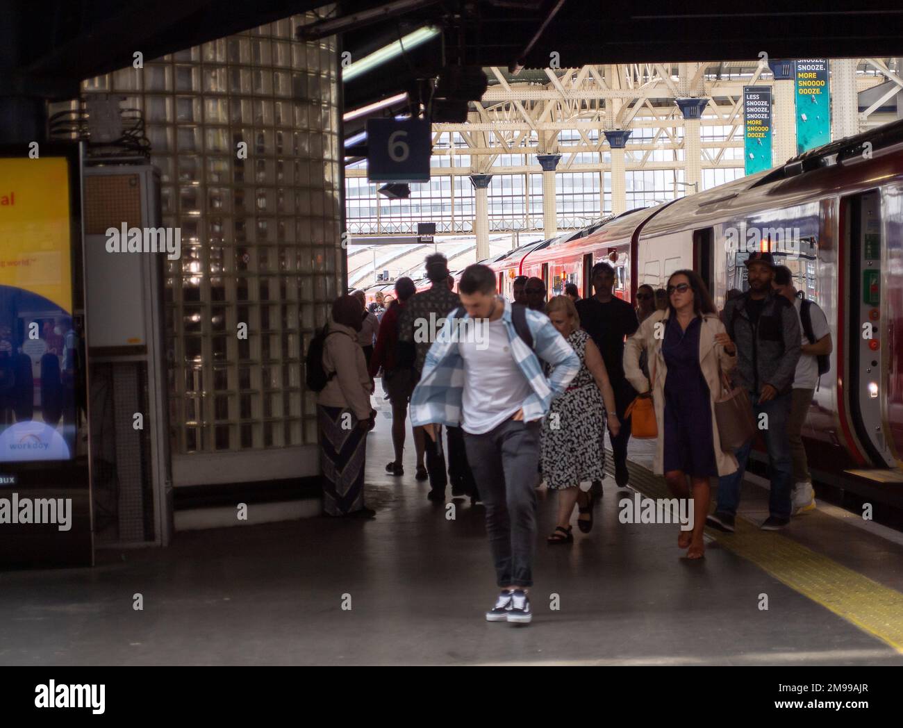 Waterloo, Londres, Royaume-Uni. 5th juillet 2022. Passagers à la gare de Waterloo à Londres. Les travailleurs du rail sont sur le point d'entrer en grève plus tard ce mois-ci dans le cadre d'un conflit concernant la paie et la fermeture des guichets. Crédit : Maureen McLean/Alay Banque D'Images