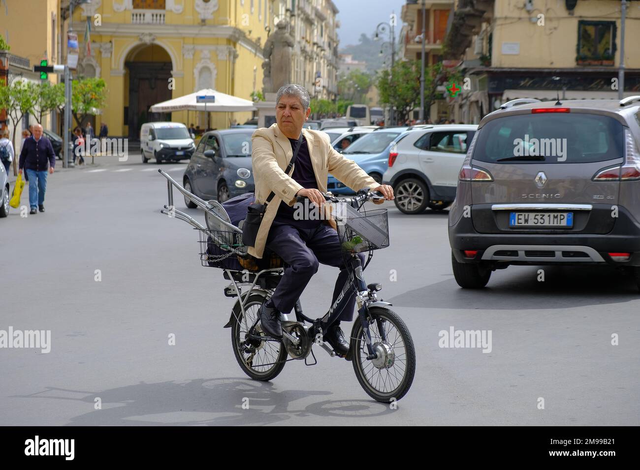 Musicien local qui se rend au travail à Sorrente Banque D'Images