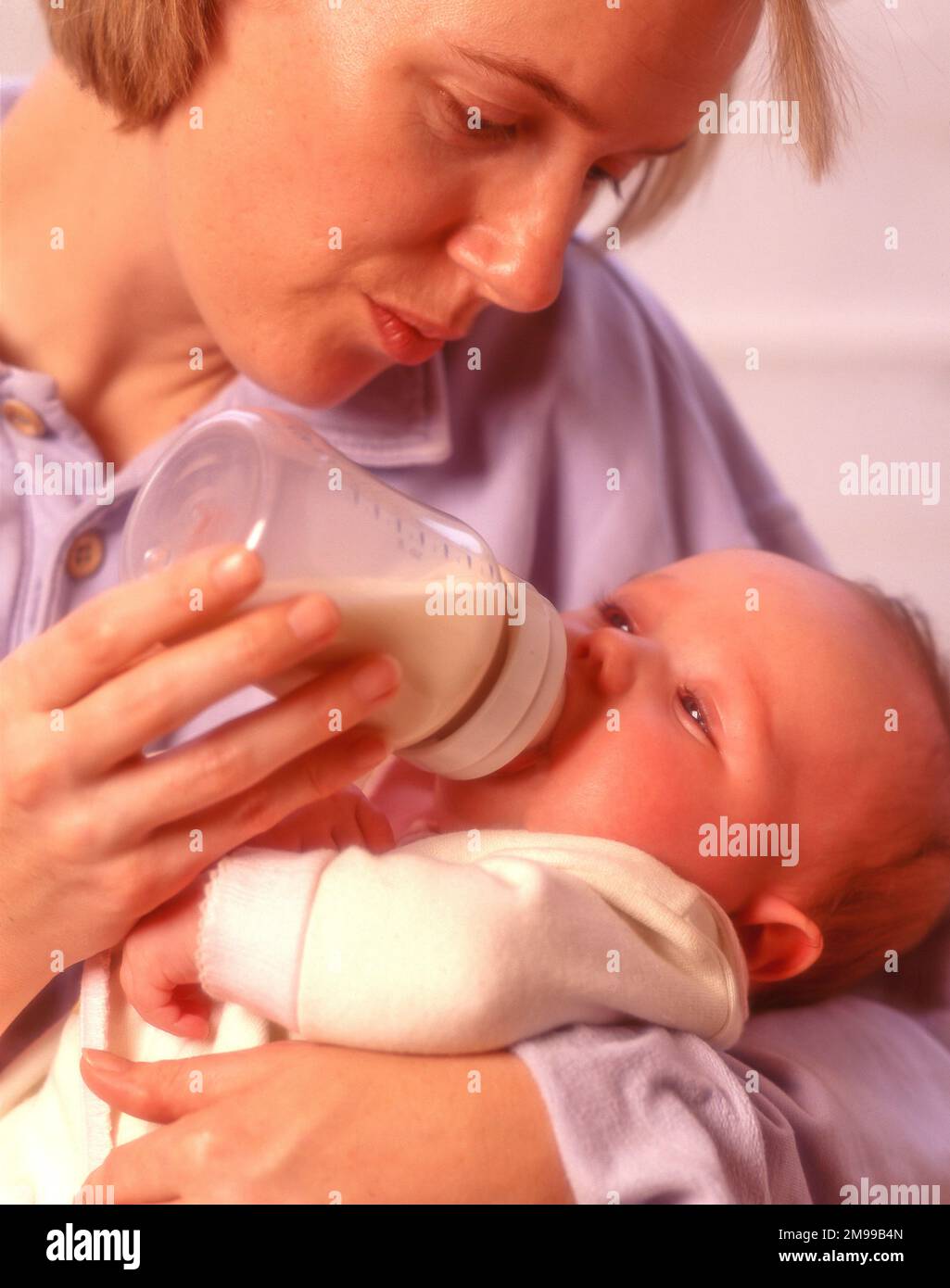 Mère biberon nourrir bébé en studio, Winkfield, Berkshire, Angleterre, Royaume-Uni Banque D'Images
