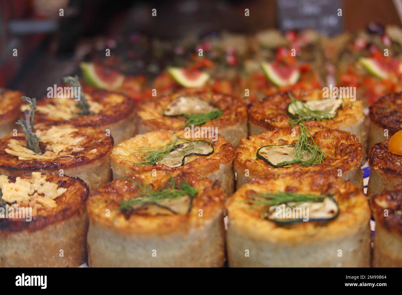 Tartes et quiches élevées dans la fenêtre de la célèbre boulangerie Forn des Teatre, Palma, Majorque, Espagne Banque D'Images