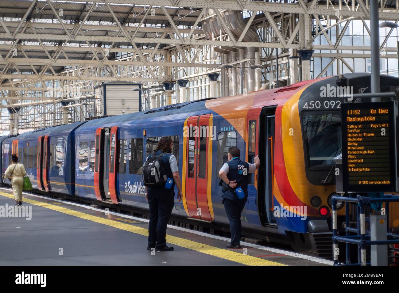 Waterloo, Londres, Royaume-Uni. 5th juillet 2022. Trains South Western Rail à la gare de Waterloo à Londres. Les travailleurs du rail sont sur le point d'entrer en grève plus tard ce mois-ci dans le cadre d'un conflit concernant la paie et la fermeture des guichets. Crédit : Maureen McLean/Alay Banque D'Images