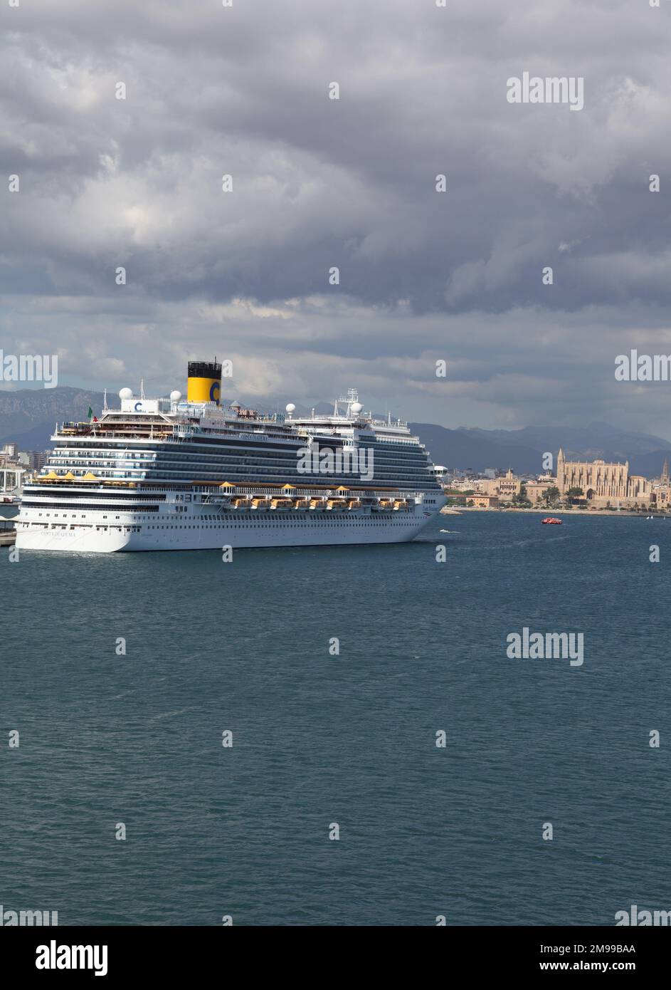 Bateau de croisière Costa arrivant au port de Palma de Majorque, Majorque, Espagne Banque D'Images