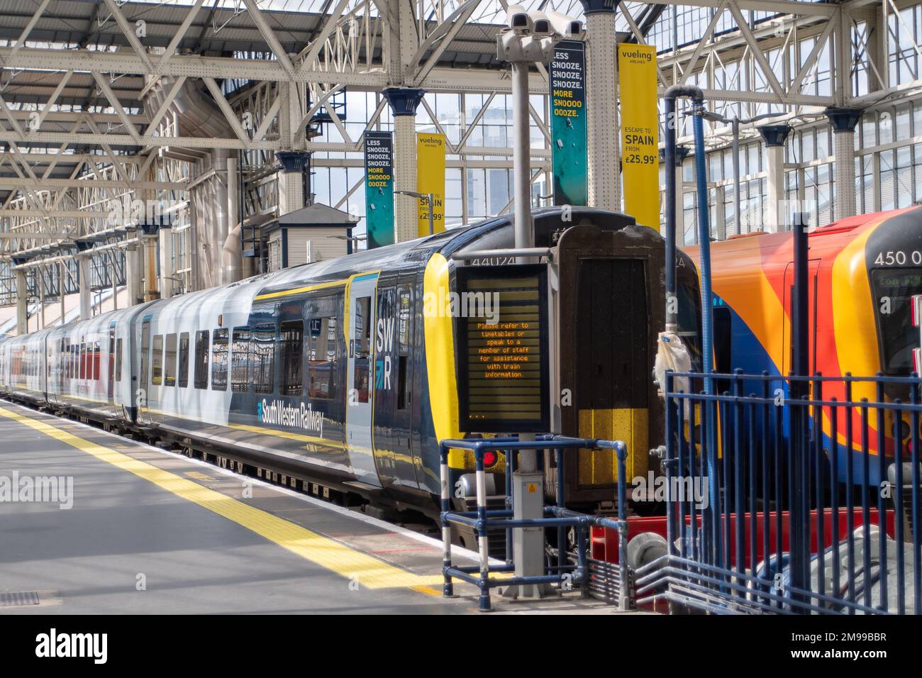 Waterloo, Londres, Royaume-Uni. 5th juillet 2022. Trains South Western Rail à la gare de Waterloo à Londres. Les travailleurs du rail sont sur le point d'entrer en grève plus tard ce mois-ci dans le cadre d'un conflit concernant la paie et la fermeture des guichets. Crédit : Maureen McLean/Alay Banque D'Images