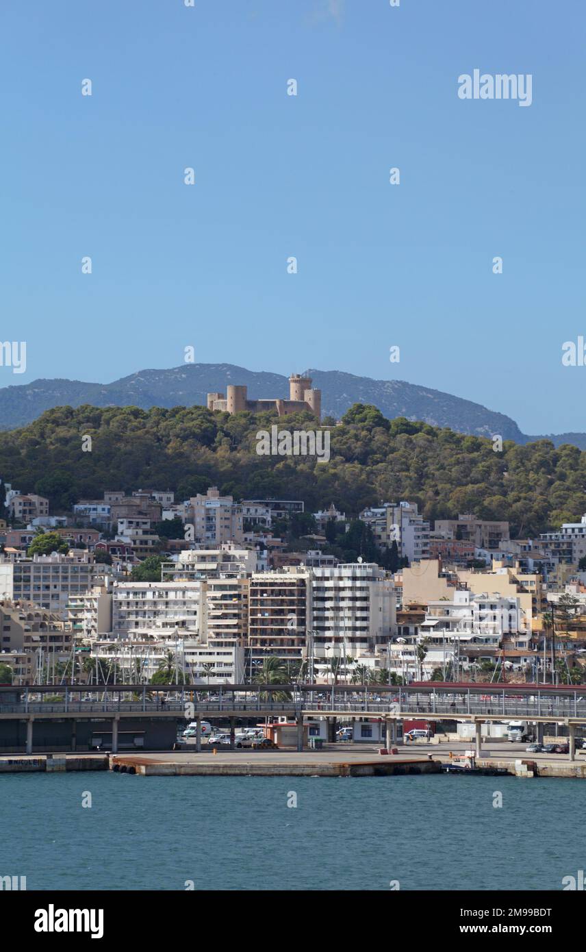 Vue de la mer avec le château de Bellver au sommet d'une colline surplombant le quartier résidentiel et commercial et le port de plaisance, Palma de Majorque, Iles Baléares, Espagne Banque D'Images