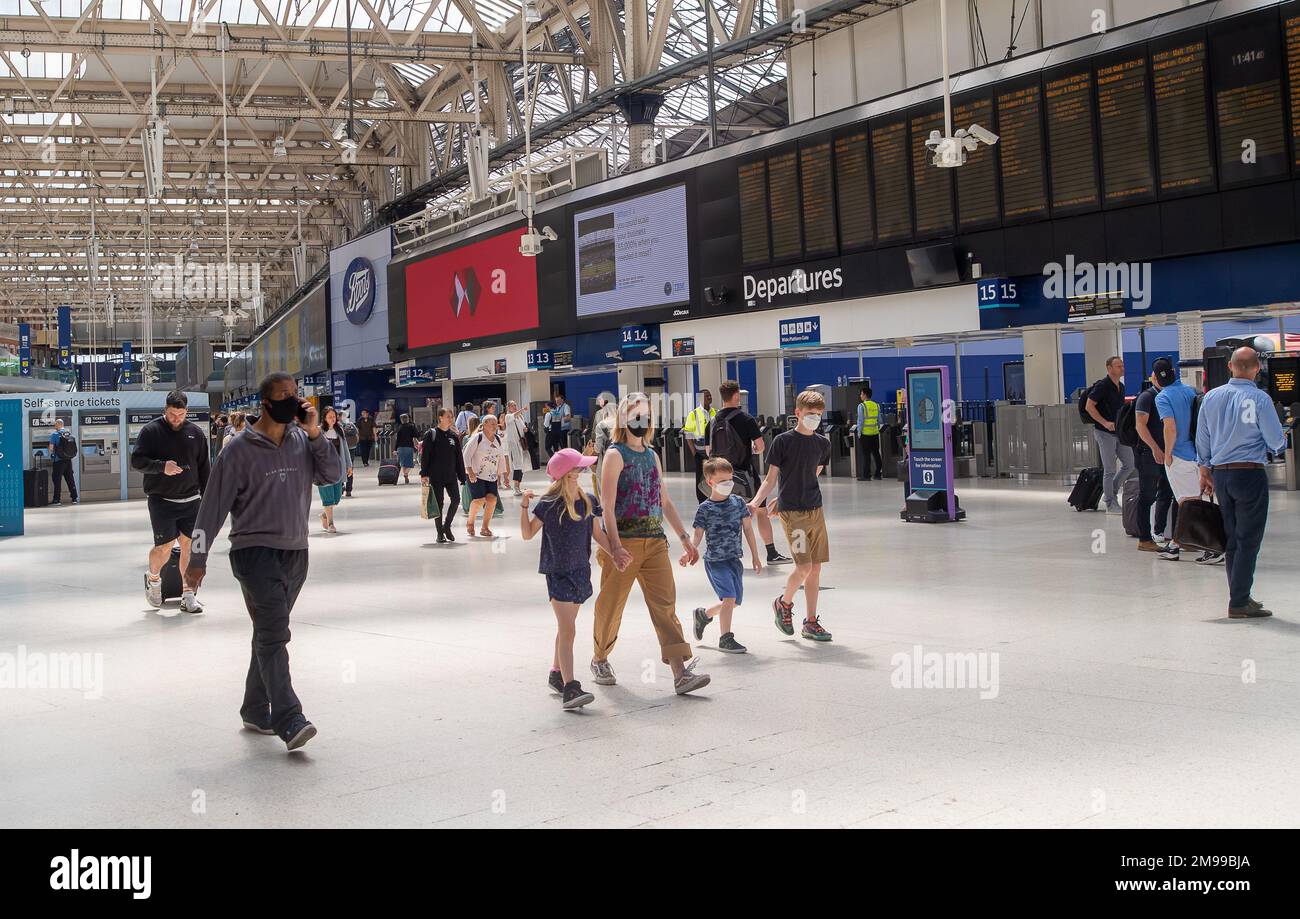 Waterloo, Londres, Royaume-Uni. 5th juillet 2022. Passagers à la gare de Waterloo à Londres. Les travailleurs du rail sont sur le point d'entrer en grève plus tard ce mois-ci dans le cadre d'un conflit concernant la paie et la fermeture des guichets. Crédit : Maureen McLean/Alay Banque D'Images