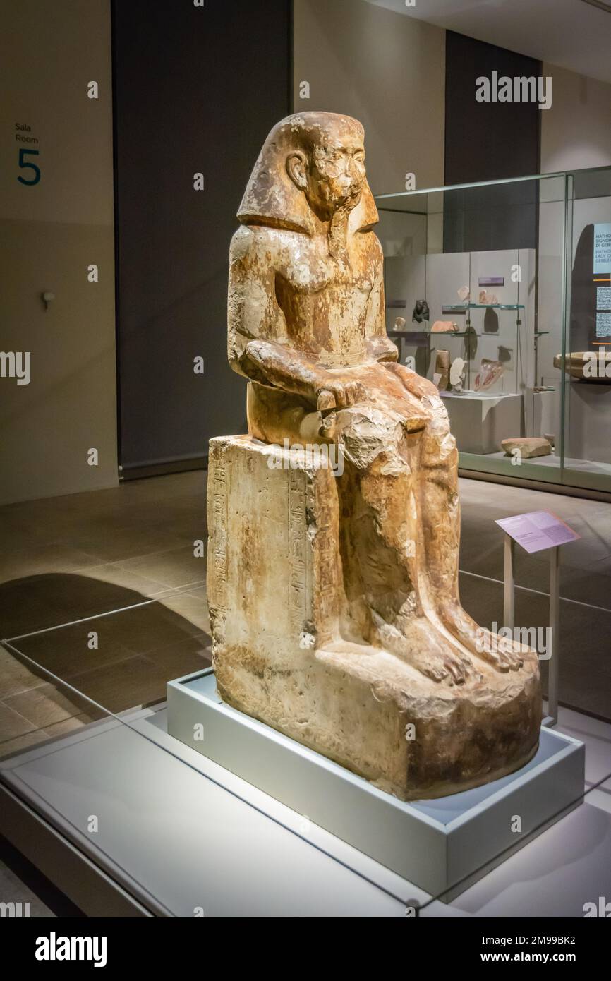 Ancienne statue égyptienne de Wahka, fils de Neferhoptep, Royaume du milieu, dynastie 13th, (1760 av. J.-C.) - Musée égyptien de Turin, région du Piémont, Italie Banque D'Images