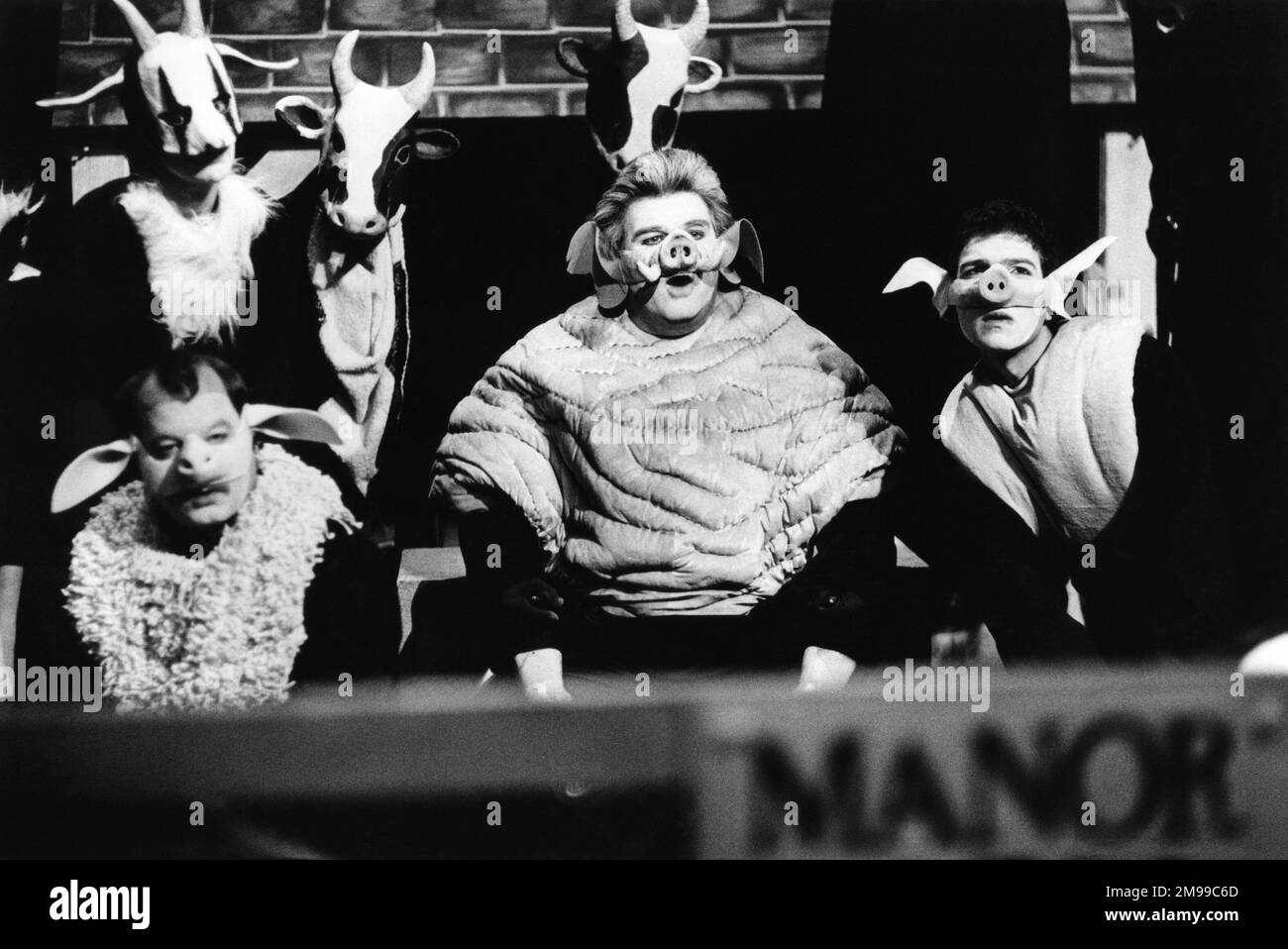 l-r: David Ryall (Squealer), Kenny Ireland (Old Major), Greg Hicks (Snowball) dans UNE FERME ANIMALE par George Orwell au Cottesloe Theatre, National Theatre (NT), Londres SE1 25/04/1984 adapté et réalisé par Peter Hall design: Jennifer Carey éclairage: John Bury mouvement: Stuart Hopps Banque D'Images
