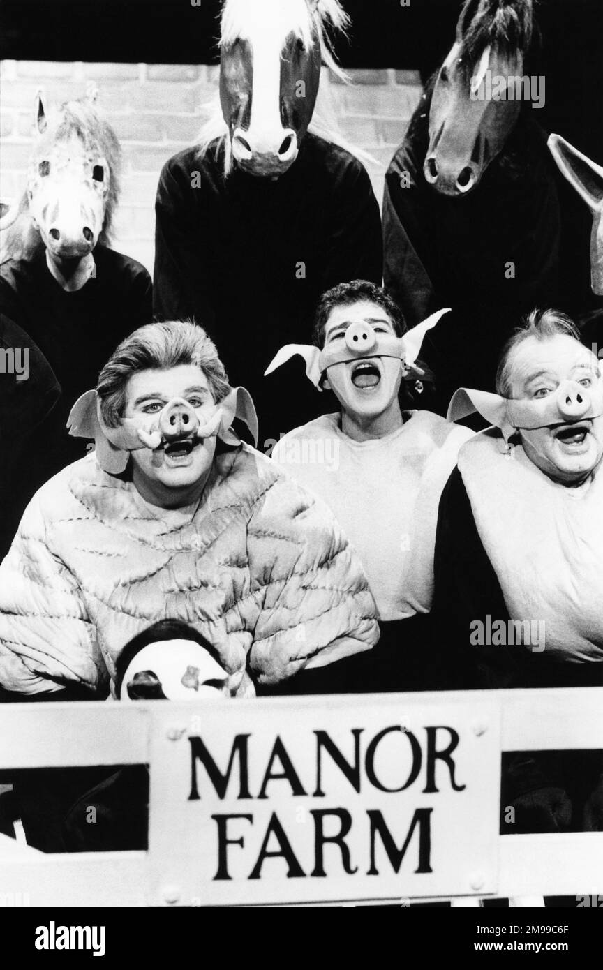 Front, de gauche à droite : Kenny Ireland (Old Major), Greg Hicks (Snowball), David Ryall (Squealer) dans UNE FERME ANIMALE par George Orwell au Cottesloe Theatre, National Theatre (NT), Londres SE1 25/04/1984 adapté et réalisé par Peter Hall design: Jennifer Carey Lighting: John Bury mouvement: Stuart Hopps Banque D'Images