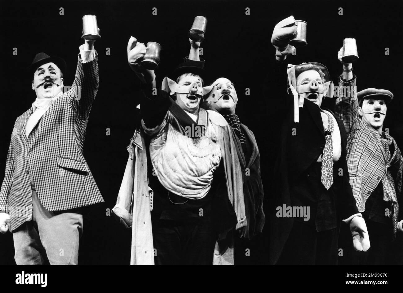 2nd à gauche : Barrie Rutter (Napoléon) dans UNE FERME ANIMALIÈRE par George Orwell au Cottesloe Theatre, National Theatre (NT), Londres SE1 25/04/1984 adapté et réalisé par Peter Hall design: Jennifer Carey éclairage: John Bury mouvement: Stuart Hopps Banque D'Images