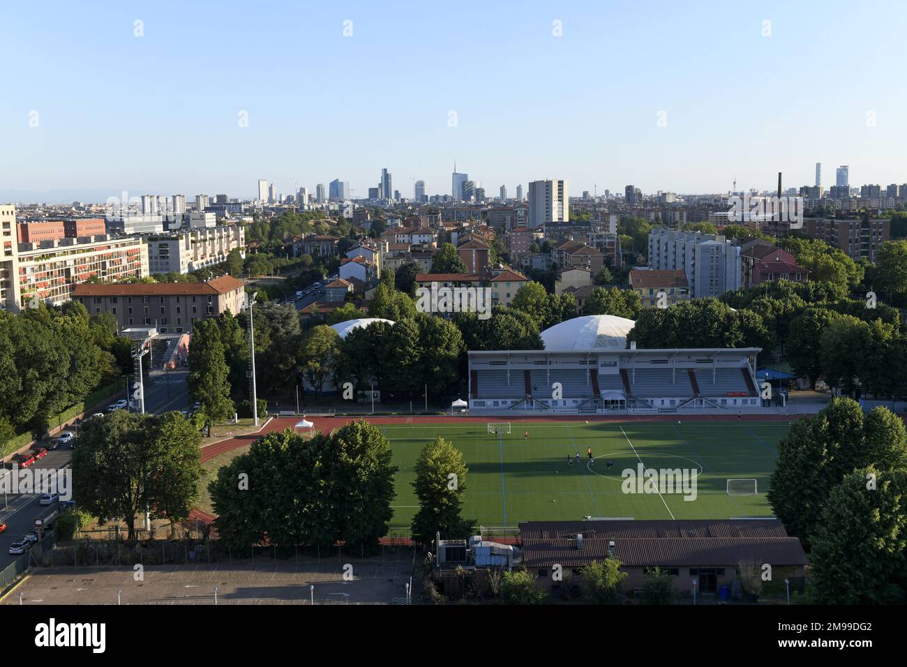 Vue imprenable sur le stade de football d'une banlieue avec l'horizon de Milan en arrière-plan Banque D'Images