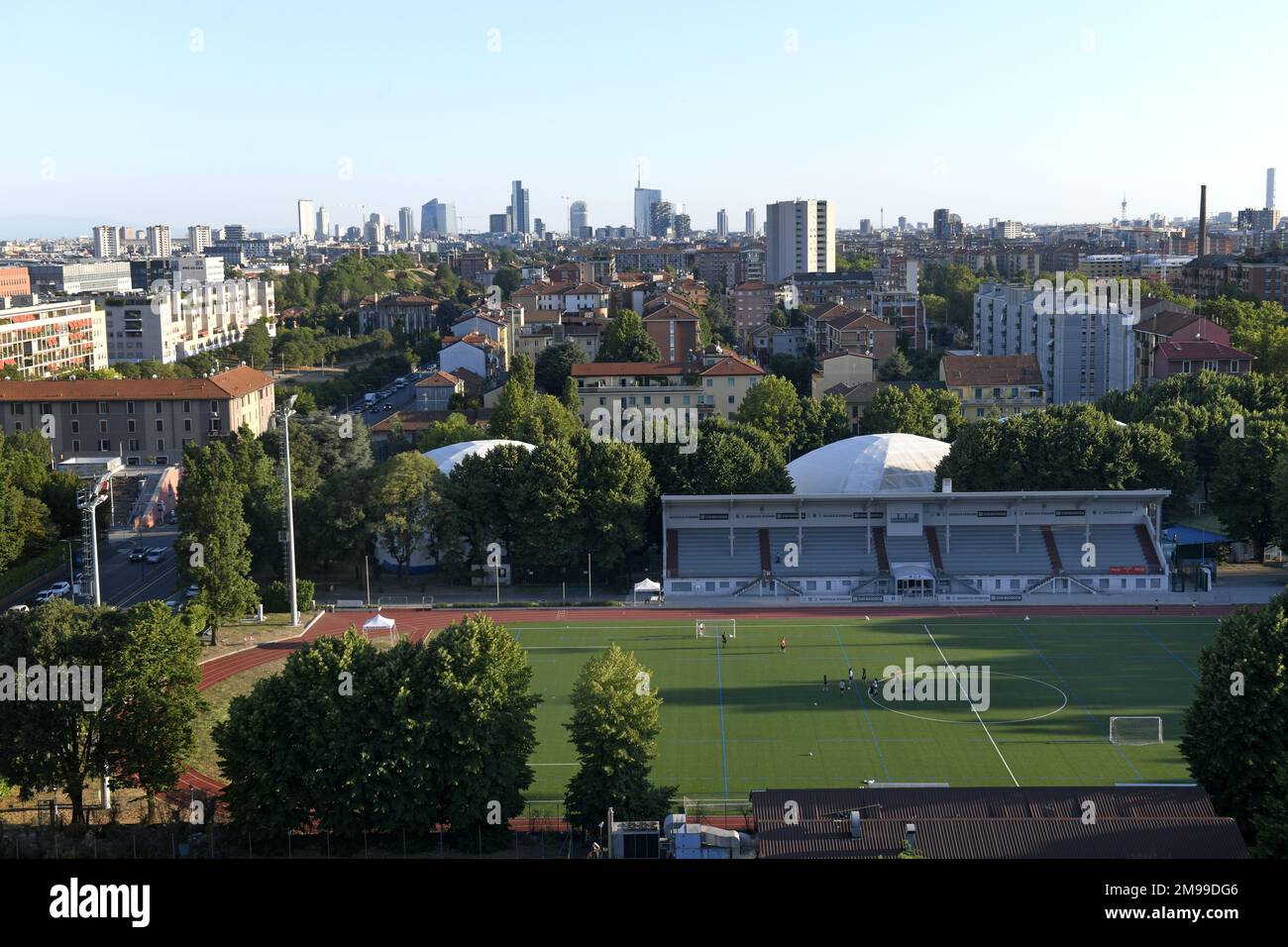 Vue imprenable sur le stade de football d'une banlieue avec l'horizon de Milan en arrière-plan Banque D'Images