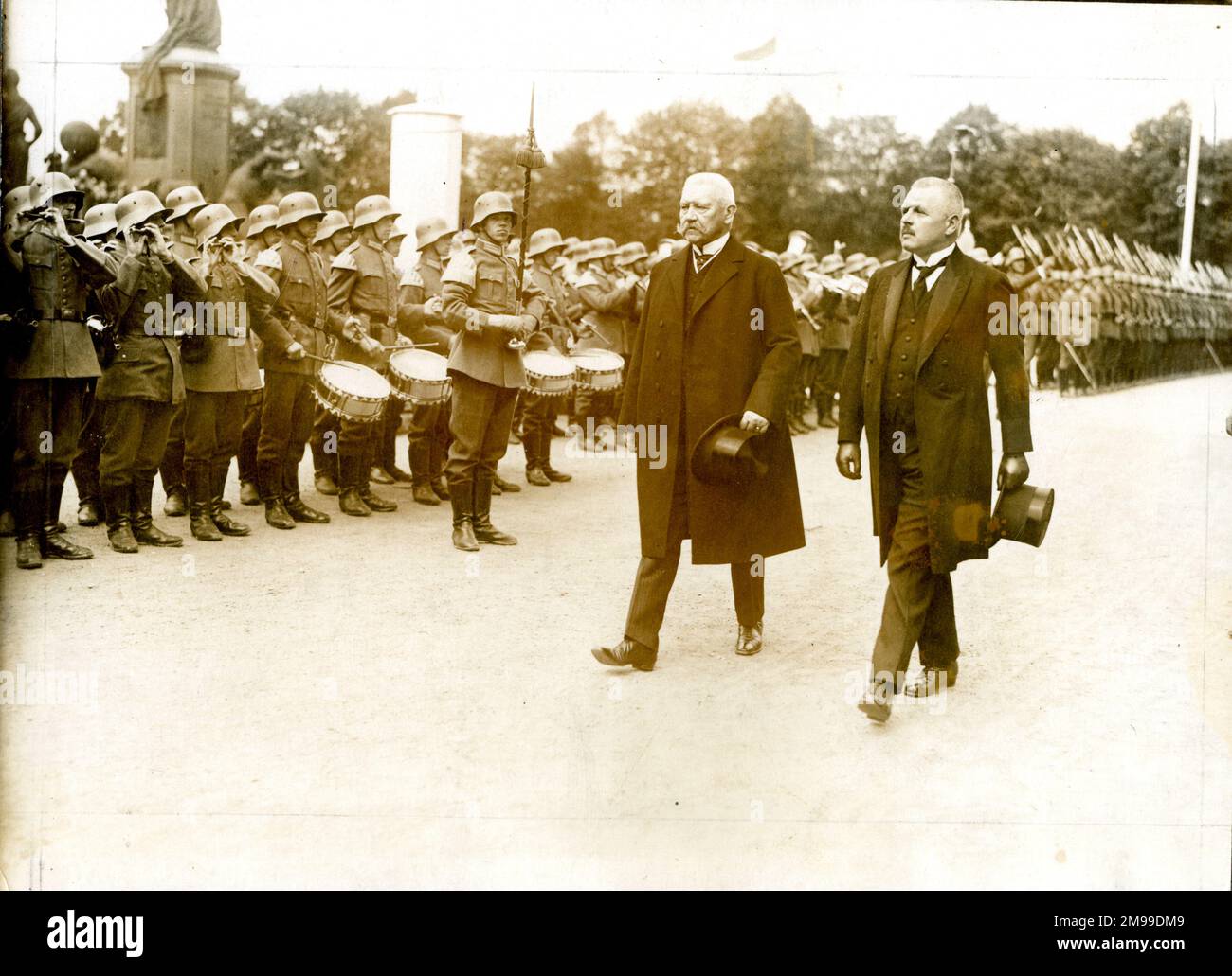 Le président allemand, le maréchal Paul von Hindenburg, et le ministre de la Défense, Otto Gessler, lors d'un événement en Allemagne. Banque D'Images