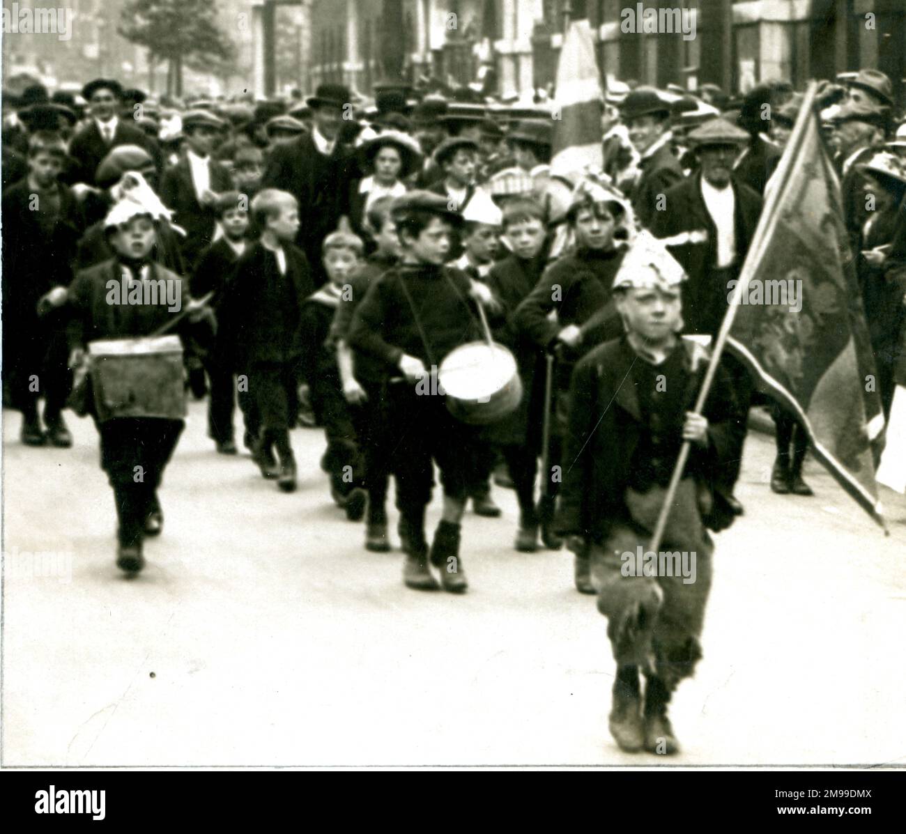 Appelant les réserves, les garçons défilent à Whitehall, Londres (Biscuit Tin Band), le 5 août 1914, au début de la première Guerre mondiale. Banque D'Images