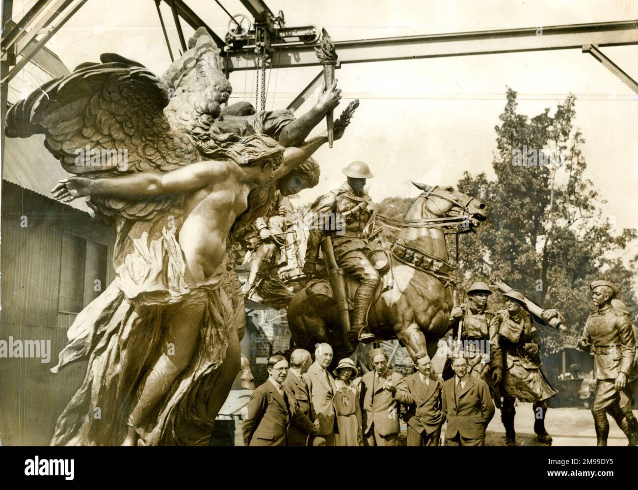 Achèvement des sculptures du Mémorial national de la guerre, conçu par Vernon March. Lorsque mars est décédé en 1930, six de ses frères et sœurs (ici) ont terminé les statues de bronze. Les sculptures ont été exposées à Hyde Park, à Londres, et expédiées au Canada en 1937. Banque D'Images