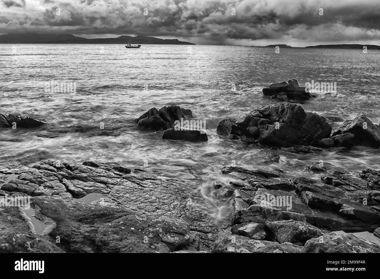 Mer, rochers et collines près d'Elgol Banque D'Images