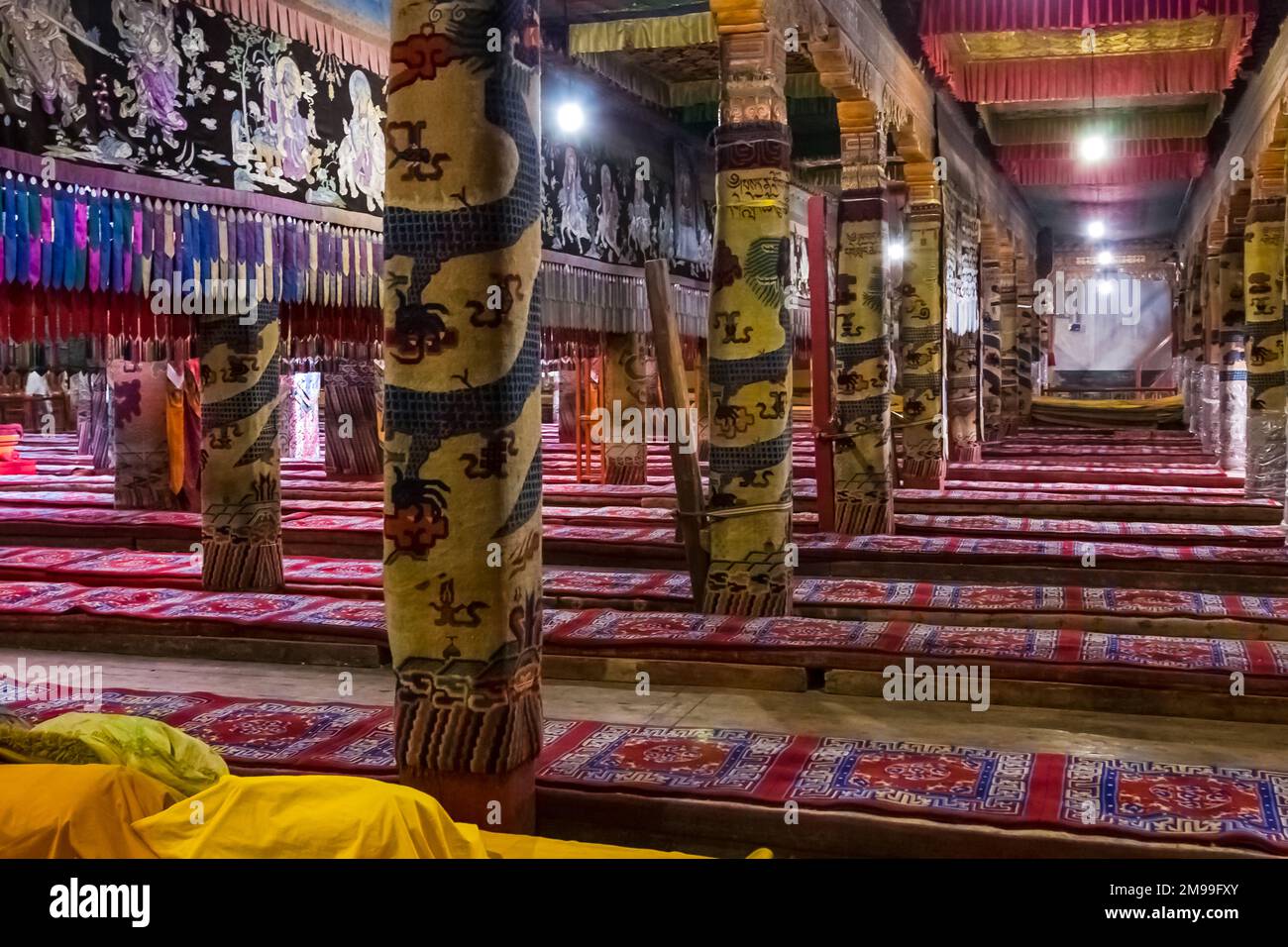 Une salle de prière à la décoration colorée avec tapis au monastère de Ta'er à l'ouest de Xining, en Chine Banque D'Images