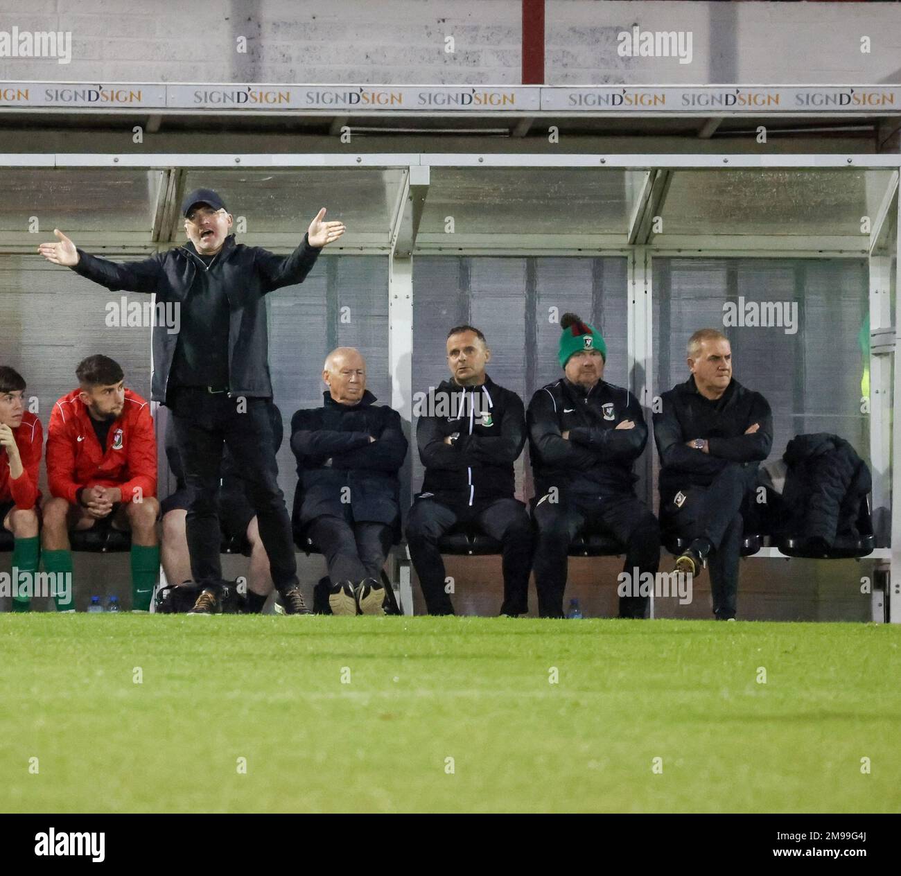 Toals County Antrim Shield - Glentoran 1 Lisburn Distillery 0. Mick McDermott, directeur de Glentoran, se tenant dans son domaine technique. McDermott a pris sa direction le 17 janvier 2023 et a été remplacé par Rodney McAree (deux à droite de McDermott en photographie). Banque D'Images